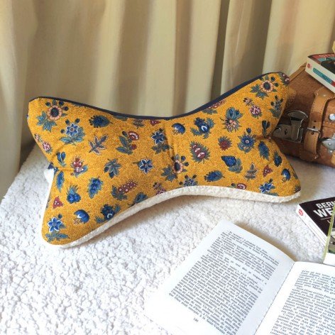 Coussin os de lecture coton fleuri, fausse fourrure et lin bleu