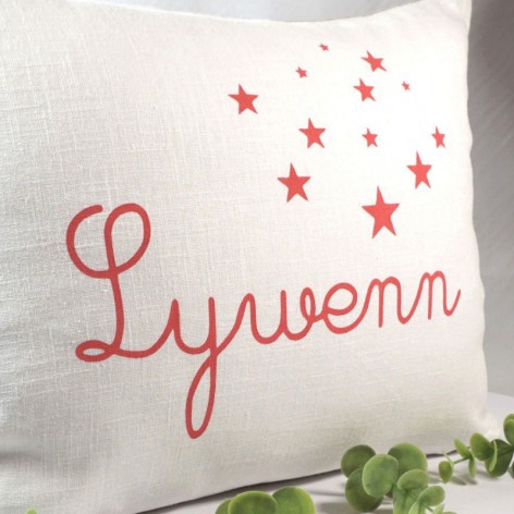 Coussin prénom en lin blanc, personnalisation rose fuchsia