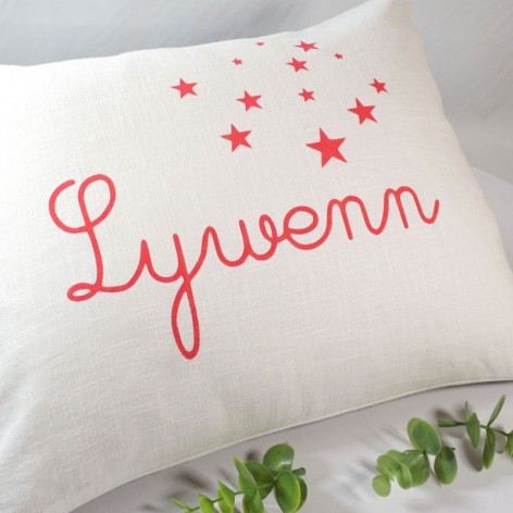 Coussin prénom en lin blanc, personnalisation rose fuchsia