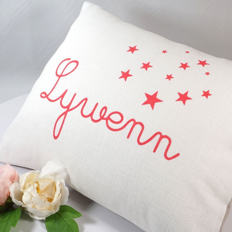 Coussin prénom en lin blanc, personnalisation rose fuchsia