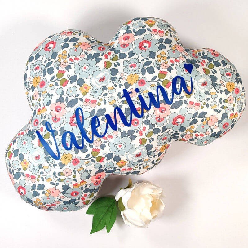 Coussin nuage Liberty Betsy personnalisé - Cadeau naissance fille - déco chambre enfant