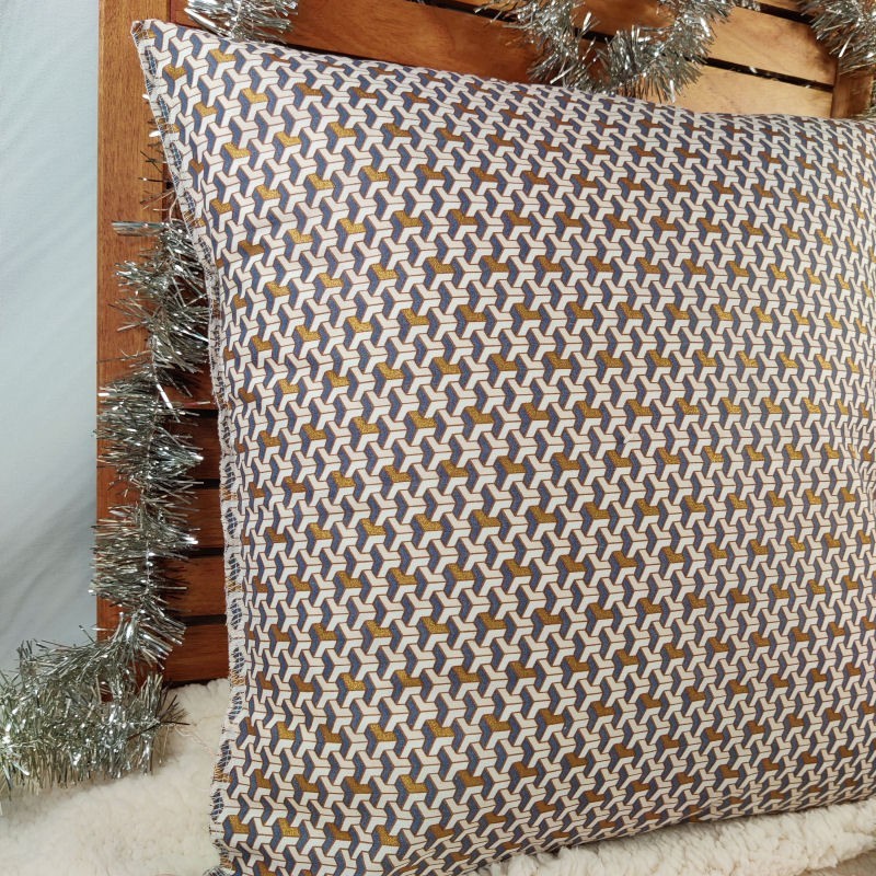 coussin graphique doré