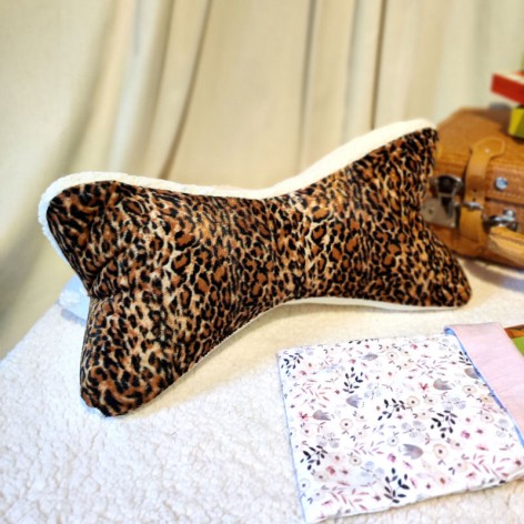 Coussin os de lecture velours léopard, fausse fourrure et lin ivoire