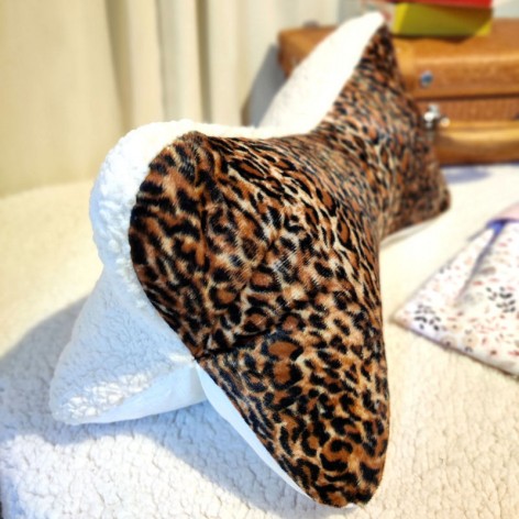 Coussin os de lecture velours léopard, fausse fourrure et lin ivoire