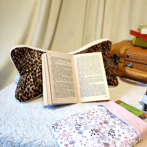 Coussin os de lecture velours léopard, fausse fourrure et lin ivoire