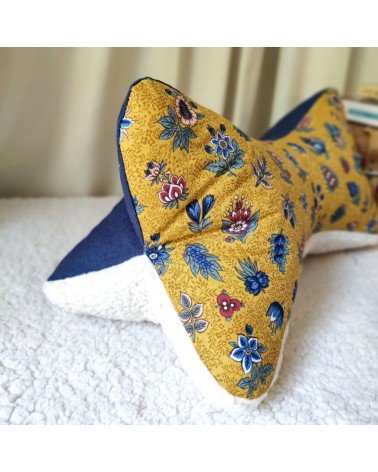 Coussin os de lecture coton fleuri, fausse fourrure et lin bleu