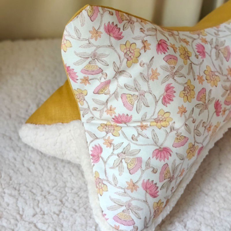 Coussin os de lecture motif fleurs indiennes, fausse fourrure et lin moutarde