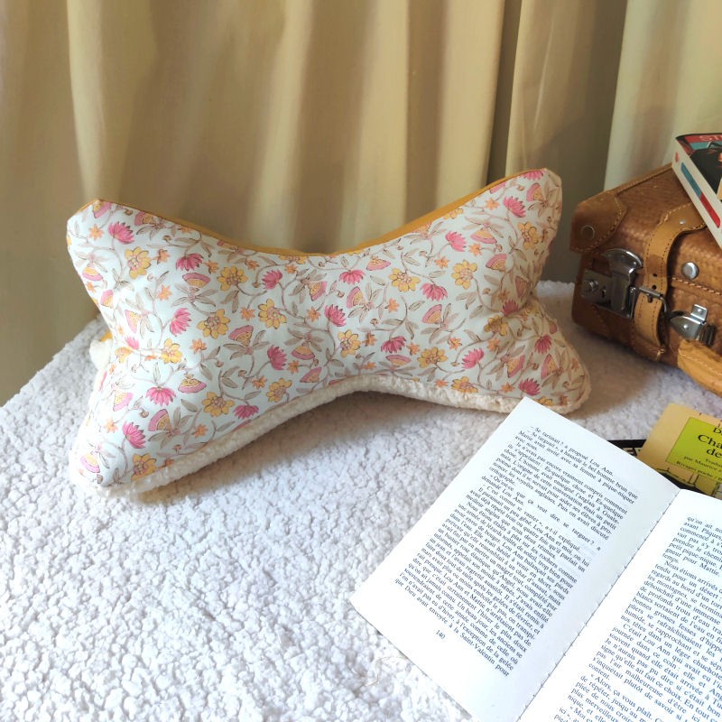 Coussin os de lecture motif fleurs indiennes, fausse fourrure et lin moutarde