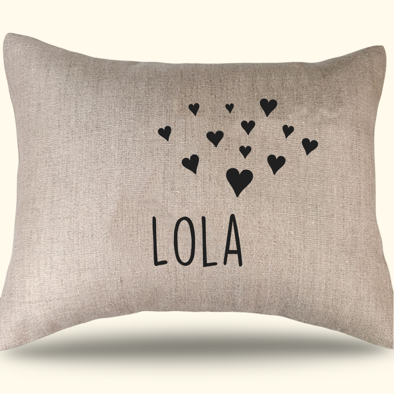 Coussin personnalisé coeurs en lin naturel et prénom blanc